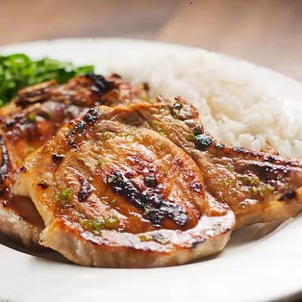 Nossa Deliciosa Marmita Acompanha, 1 Pedaço de Carne Carré com Arroz Branco Soltinho, Feijão e Batata Frita Crocante.