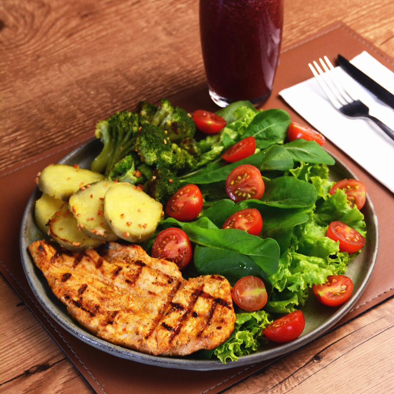 Seu grelhado favorito, , brócolis, batata doce e salada.