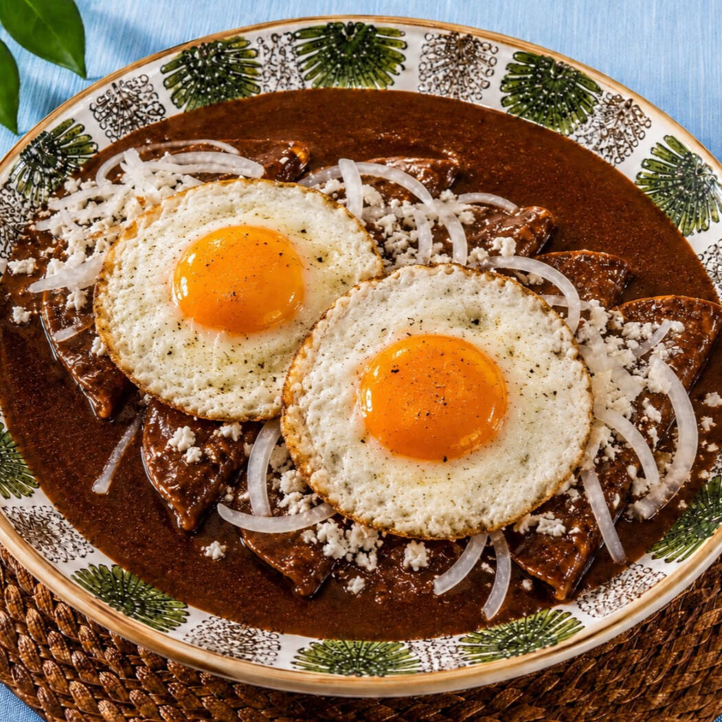 Enchiladas de mole con 2 huevos