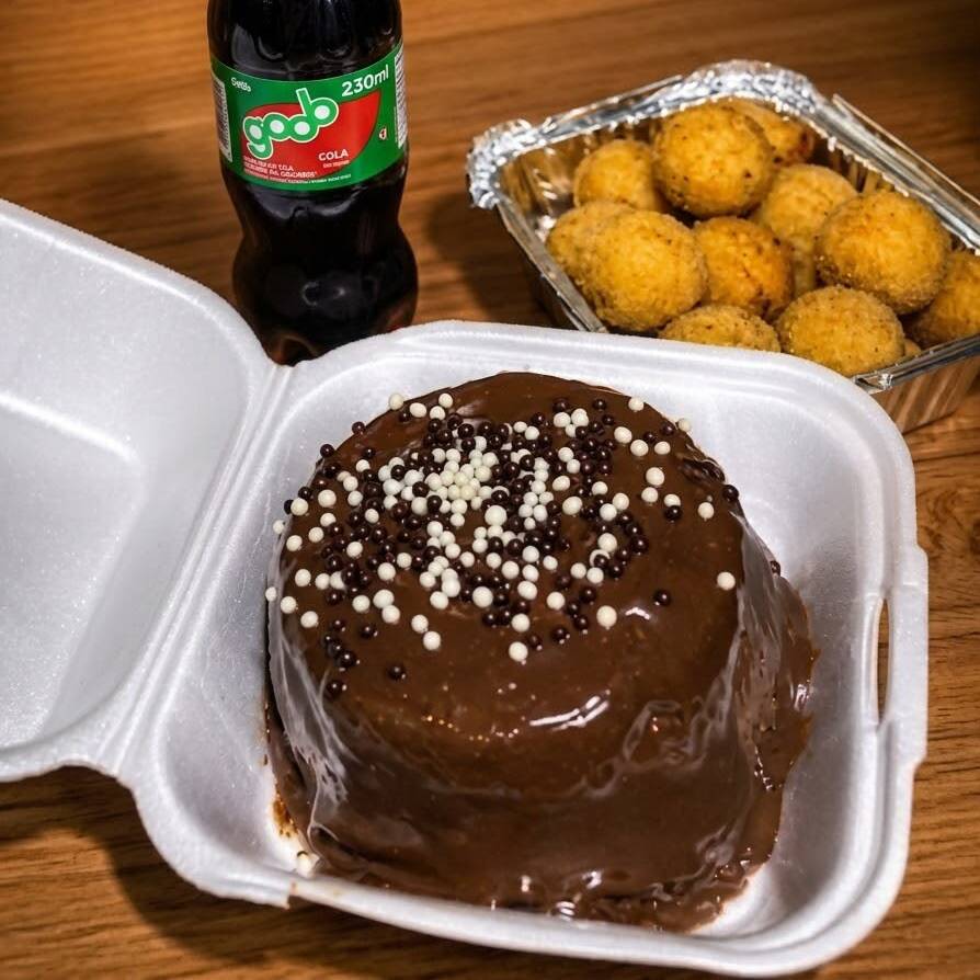 Bolo mini vulcão sabor Matilda, super chocolatudo e cremoso, acompanhado de 10 minis salgados + 1 refrigerante Mini Goob.