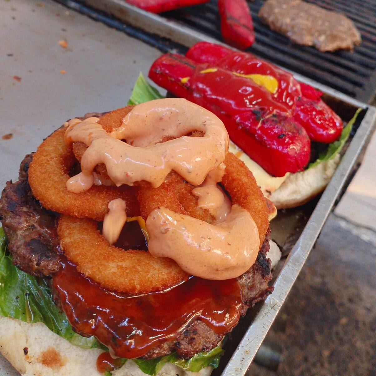 Burger con Aros y Aderezo