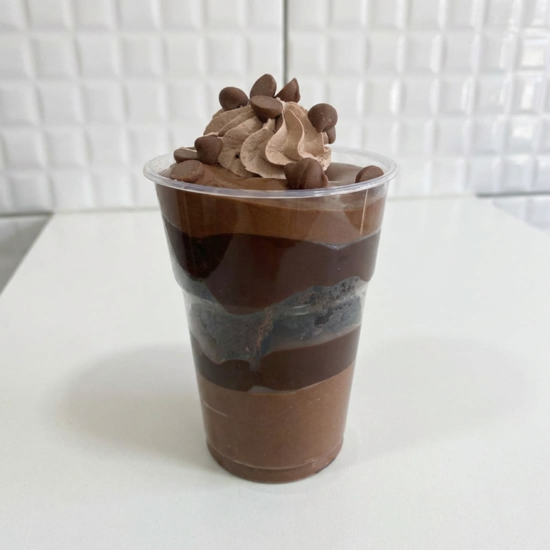Saboreie o mousse de chocolate, brownie, brigadeiro de chocolate finalizado com chantilly. Uma combinação perfeita em 200ml.