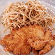 Espaguete ao alho e óleo com frango a milanesa com guaraná natural grátis