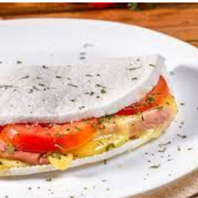 Tapioca feita com Massa Artesanal, queijo, tomate e oregano