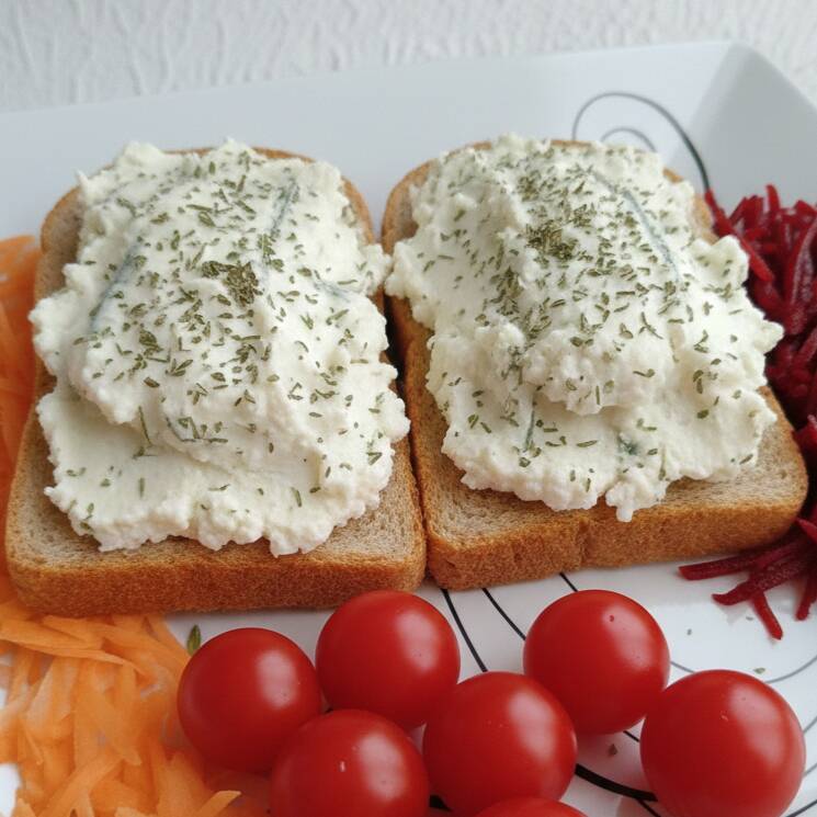 Para paladares exigentes! A leveza do creme de ricota temperado envolvido com gorgonzola (opção vegetariana). Acompanha 2 fatias de pão integral 65%. Envie no campo observações a escolha de até 3 complementos gratuitos no seu lanche: Cenoura fresca ralada, Alface fresca, Beterraba ralada, Tomate cereja, Pepino em conserva agridoce.