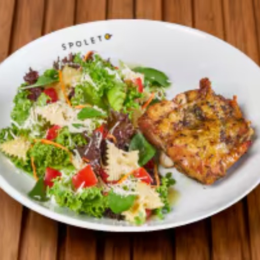 Nossa suculenta sobrecoxa desossada acompanhada de 90g mix de folhas frescas e 100g de massa farfalle ao molho mostarda e mel, com tomate em cubos, cenoura e queijo parmesão.