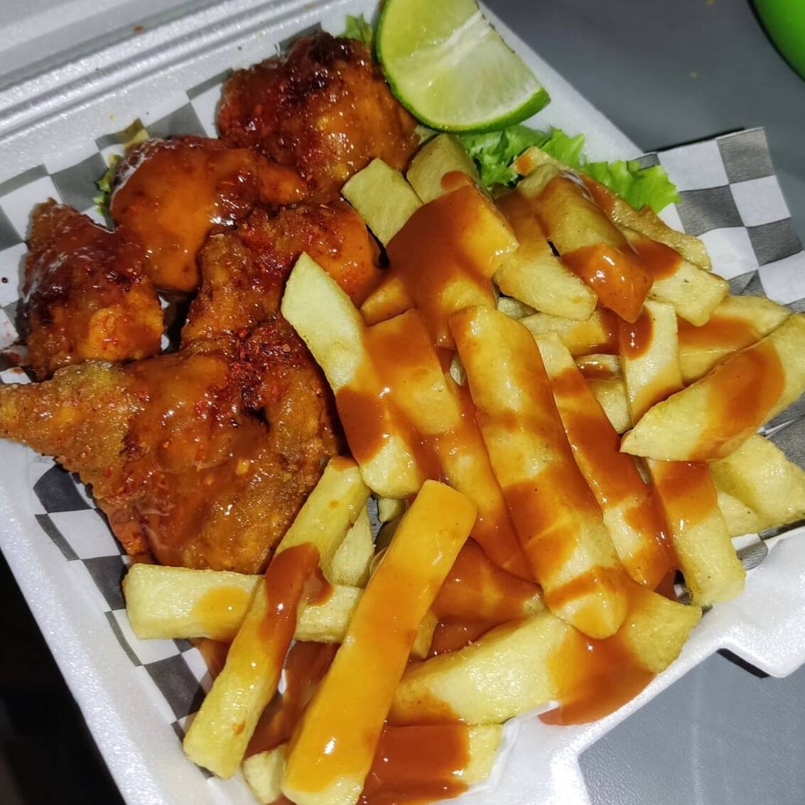 BONELESS CON PAPAS