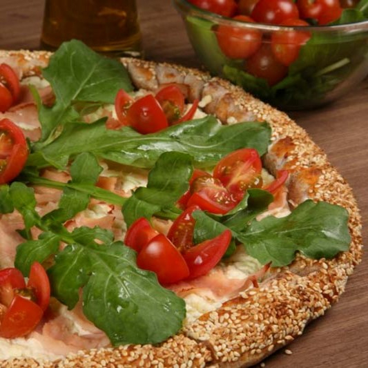 Massa sem glutén*, deliciosa pasta de ricota light, frango desfiado, pequenos cubos de bacon, tomate cereja, leve toque de parmesão e manjericão. * Atenção Celíacos e intolerantes: As pizzas são produzidas em zona mista, por isso contém traços de gutén no compartilhamento da mesma área de produção das pizzas tradicionais