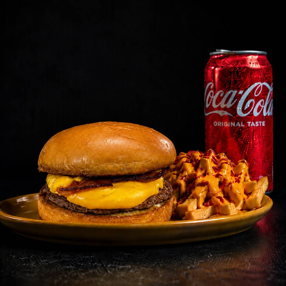 X-Cheddar Bacon - ( Hambúrguer Artesanal ) Hambúrguer artesanal de 120g, cheddar cremoso, bacon crocante, molho especial da casa e pão brioche levemente selado. Cremoso, intenso e perfeito para quem não abre mão de muito cheddar e bacon.