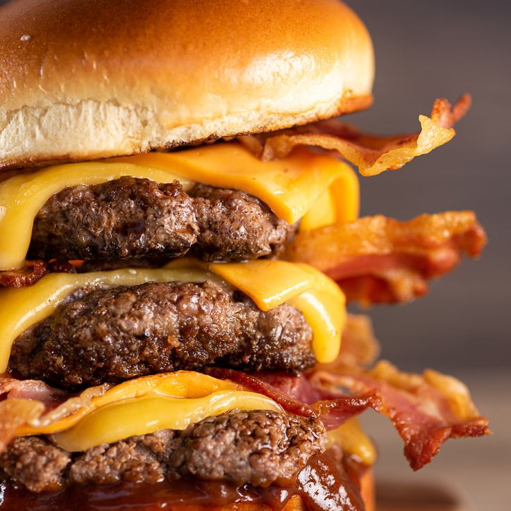 Hambúrgueres Smash 100g Suculentos com Cheddar Cremoso + Fatias de Bacon Crocante e Molho Especial da Casa. Um Clássico, Recheado de Sabor.