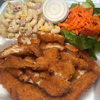 Milanesa y sopa fría