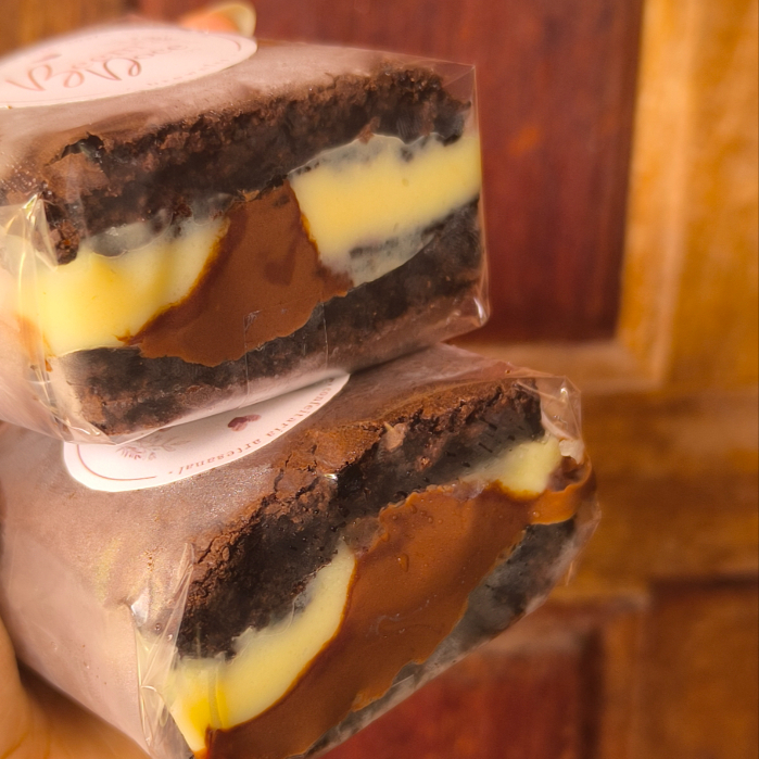 O Brownie BeemDoce de casquinha quebradiça, interior macio e super molhadinho e para melhorar: recheado com creme de ninho e pura nutella