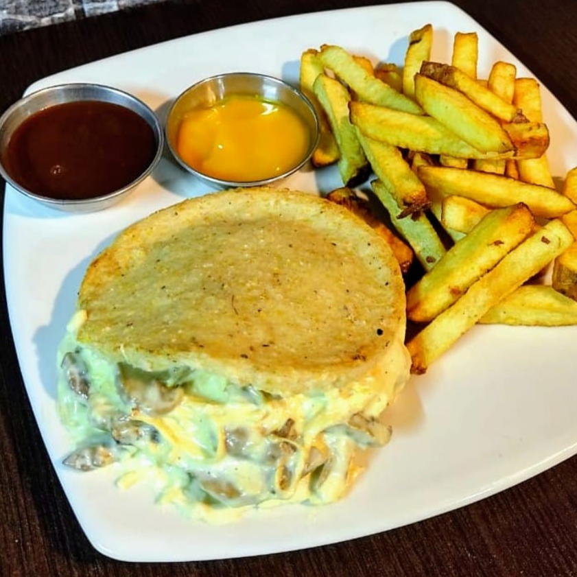 AREPA CON DERRETIDO DE  POLLO Y CHAMPIÑONES