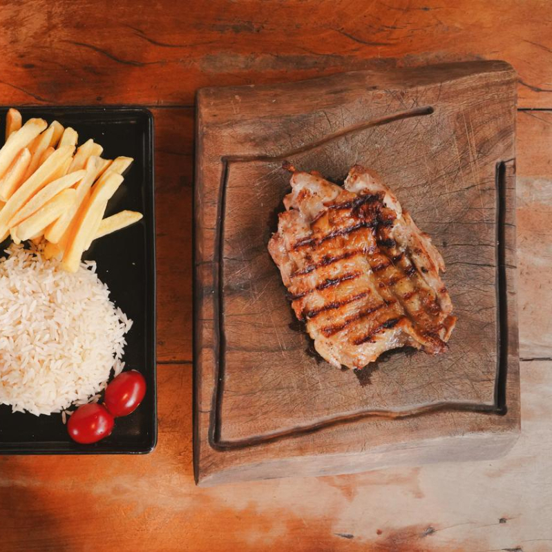 Acompanha Arroz branco, feijão, farofa da casa, fritas e salada.