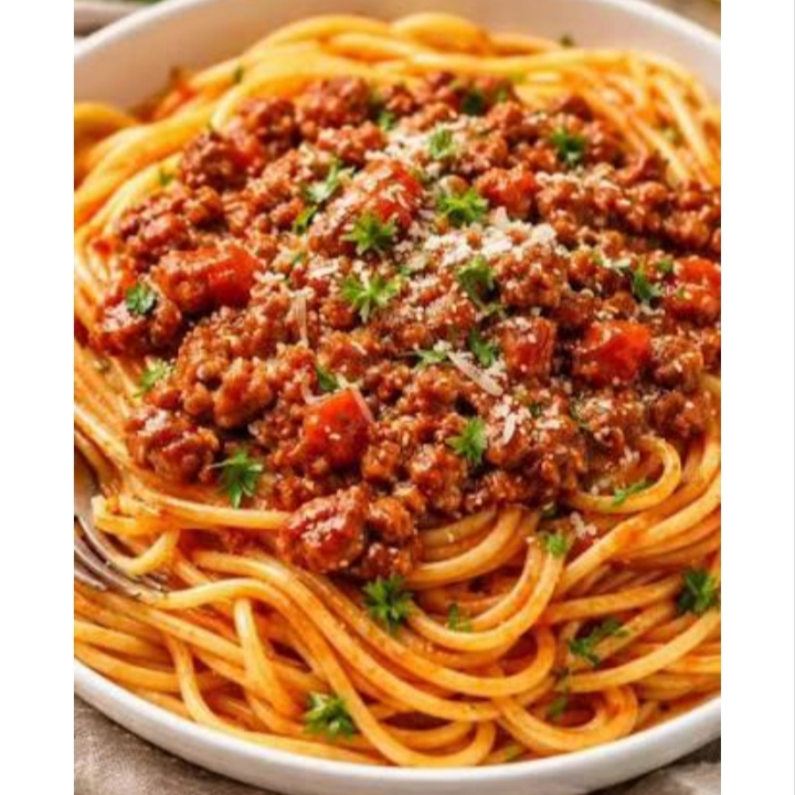 Deliciosas e tradicionais esparguetes com molho de carne moída e temperos, perfeitos para uma refeição rápida e saborosa. Experimente a combinação única de massa e carne.