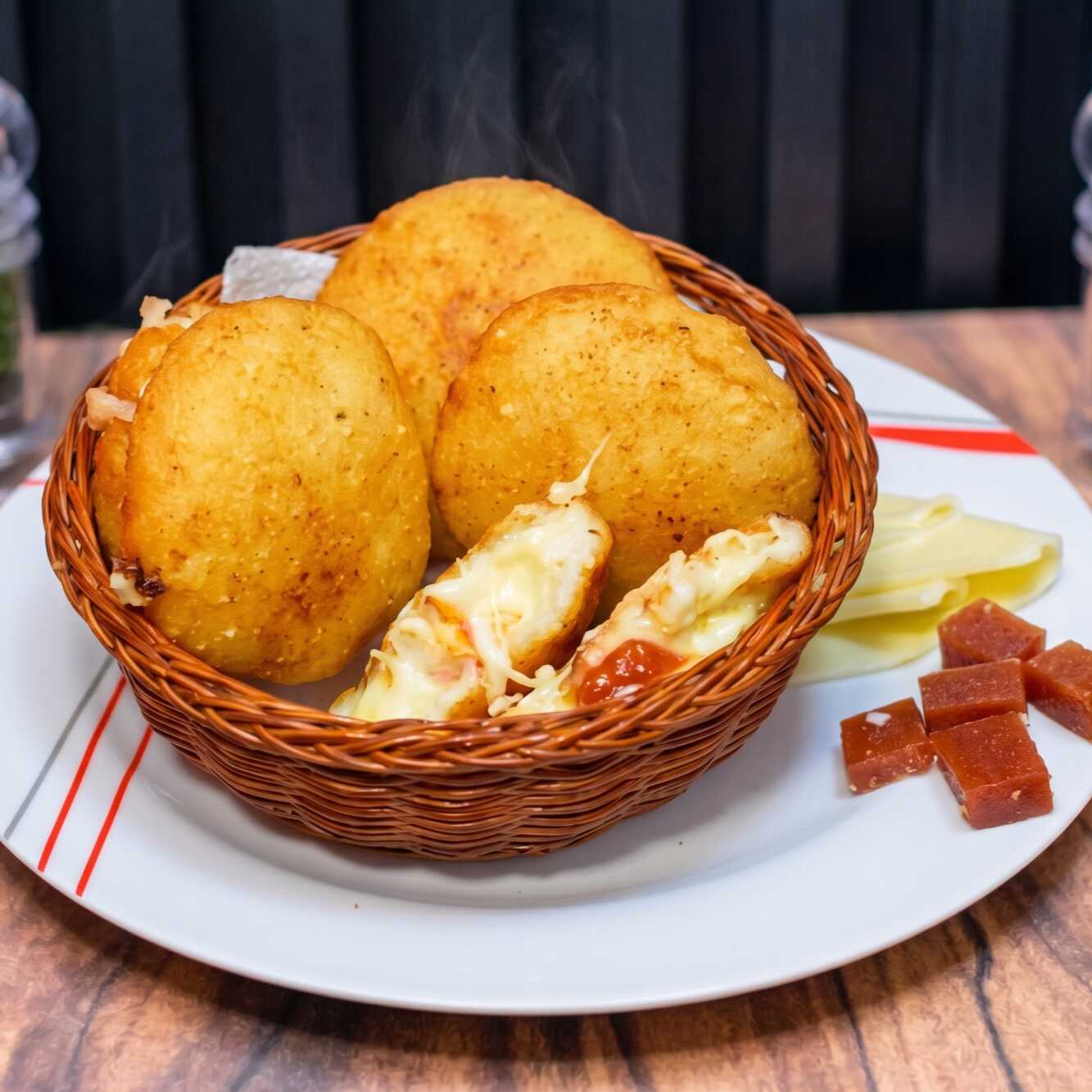 Arepa Dulce de Queso con Bocadillo