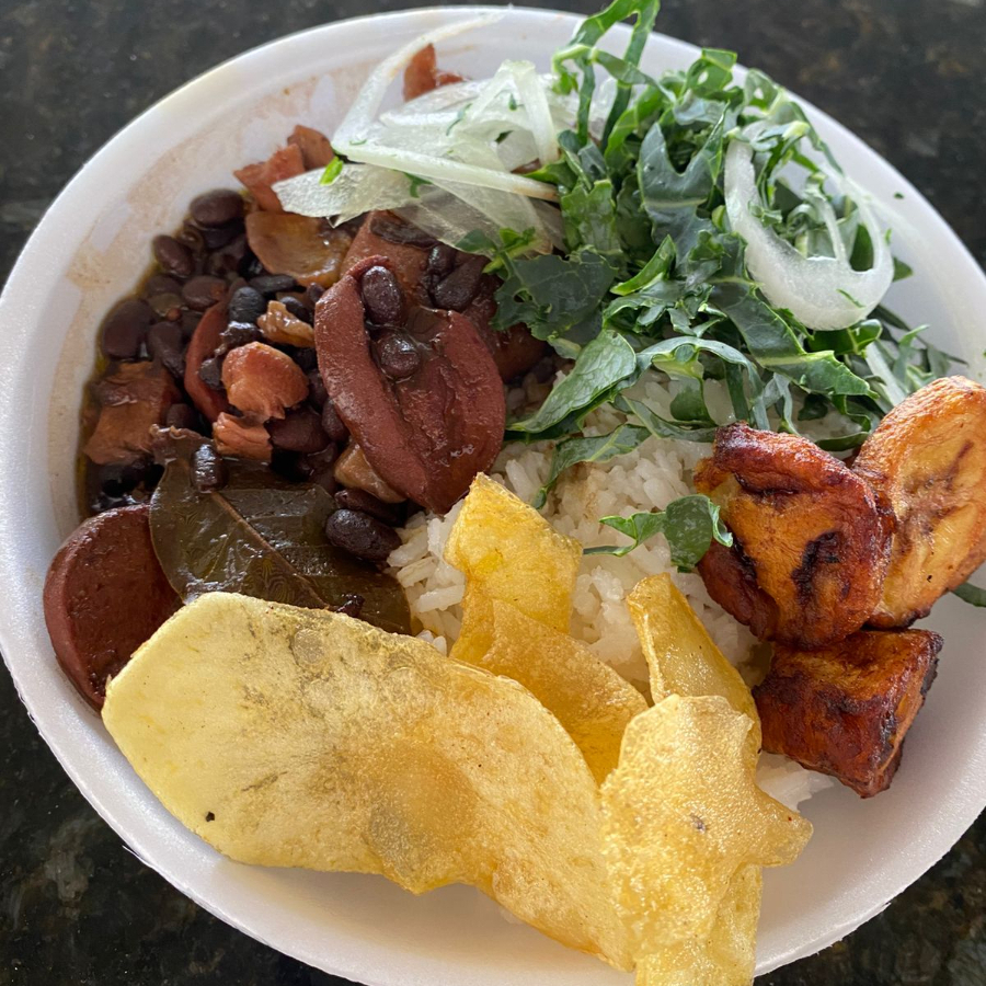 Arroz branco, feijoada, banana frita, couve e farofa. ACOMPANHA MIX DE SALADA Obs. : Na falta de um dos acompanhamentos será substituído por algum item do cardápio do dia.