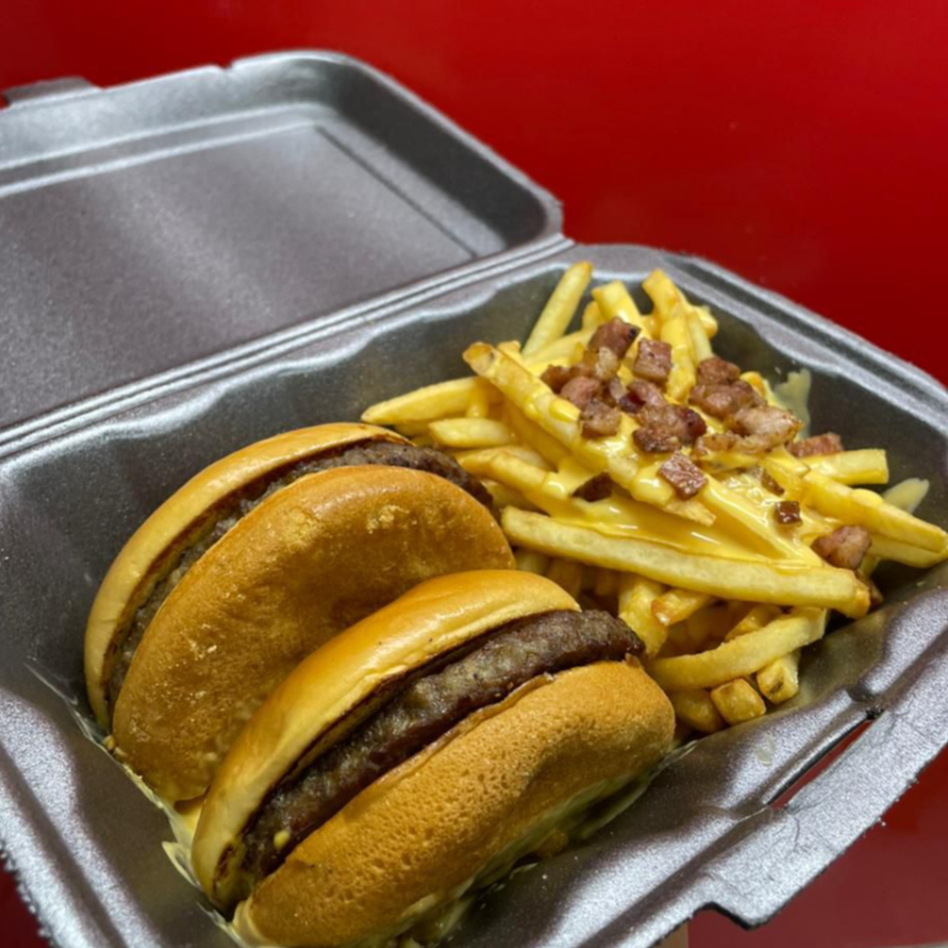 1- BURGER DE PICANHA, BATATA, BACON EM CUBOS E BASTANTE CHEDDAR CREMOSO.