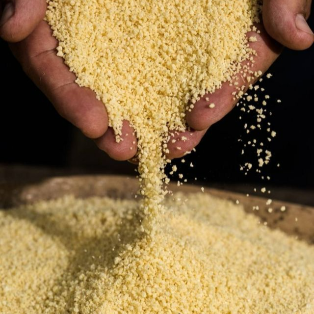 Farinha da Vovó - 1kg (Tamanho Família) 🧺
A medida ideal para quem ama açaí todo dia!
Nossa farinha de 1 quilo é selecionada e totalmente higienizada, garantindo aquela crocância que não pode faltar na sua mesa.
✅ Crocante e Sequinha: Bem torrada e fresquinha.
✅ Higiene Garantida: Processo rigoroso de limpeza.
✅ Rendimento: Ideal para as refeições em família.