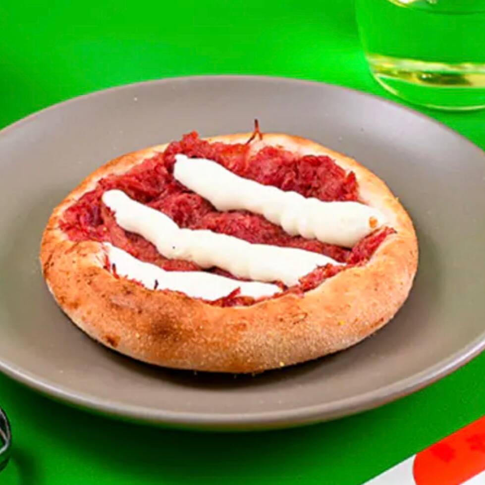 Massa de esfiha assada com carne seca desfiada e requeijão cremoso, combinação intensa e saborosa.