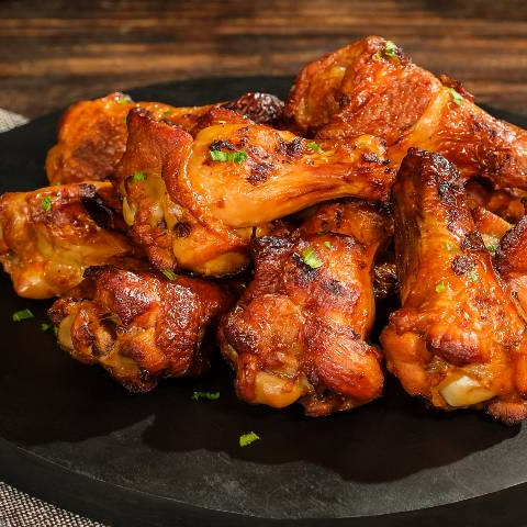 8 unidades de Coxinhas da asa de frango empanados. Acompanha creme de gorgonzola.