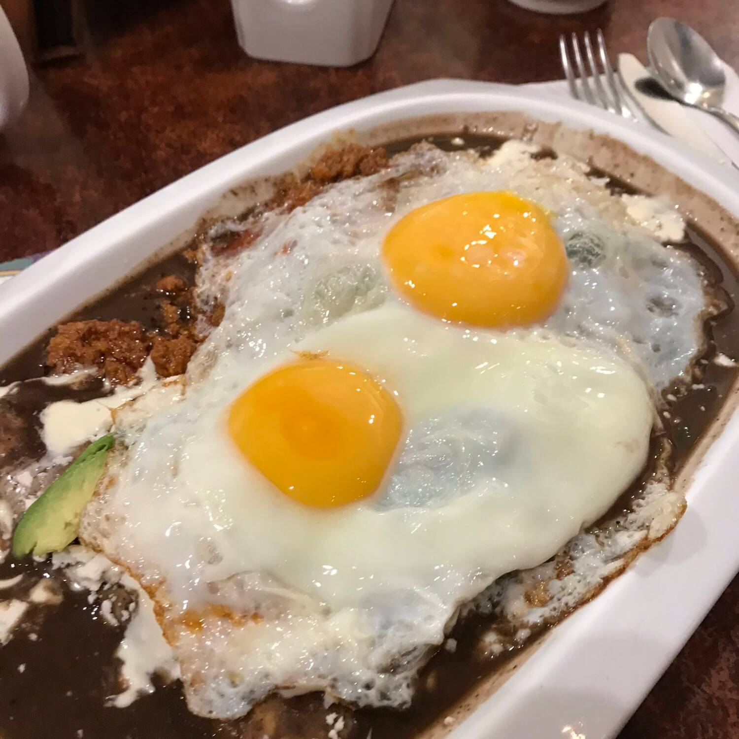 Enfrijoladas con 2 Huevos Estrellados