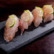 Delicado e saboroso! Arroz japonês moldado à mão coberto com lâmina de tilápia fresca e suave, ideal para quem busca leveza e sabor em harmonia.