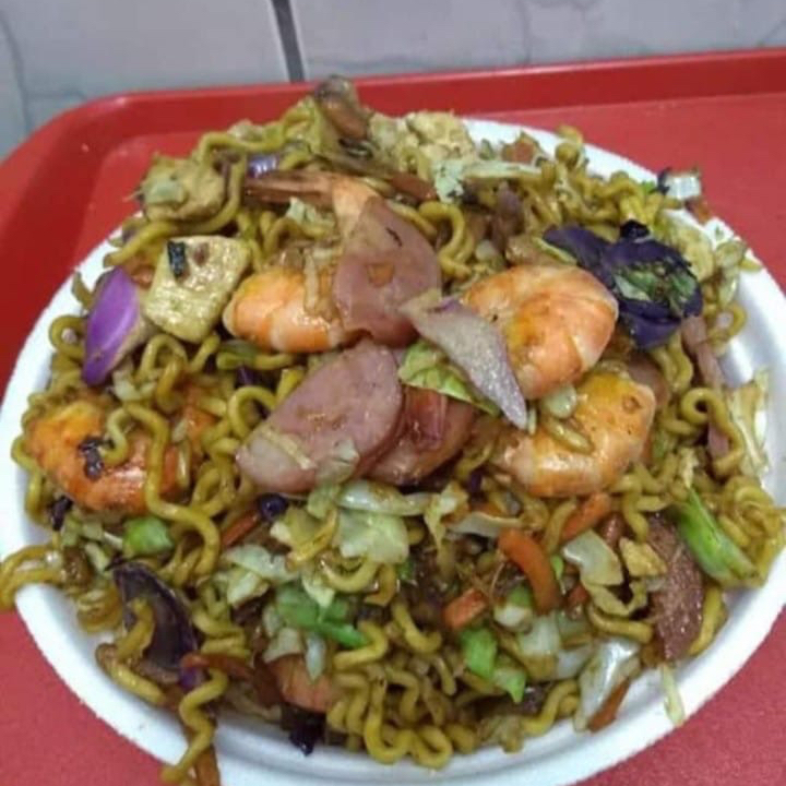 Delicioso Yakisoba de Camarão caprichado + Legumes (Repolho, cenoura e cebola) + shoyu