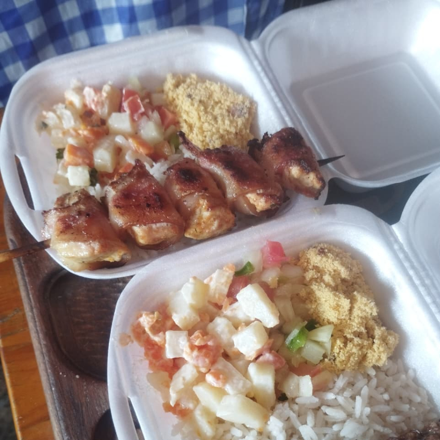 Kit Mini (Vai na Hamburgueira) guarnição Completa , arroz ,feijão, farofa, molho a campanha e maionese. Vai com 1 espeto misto , acompanha guaracamp