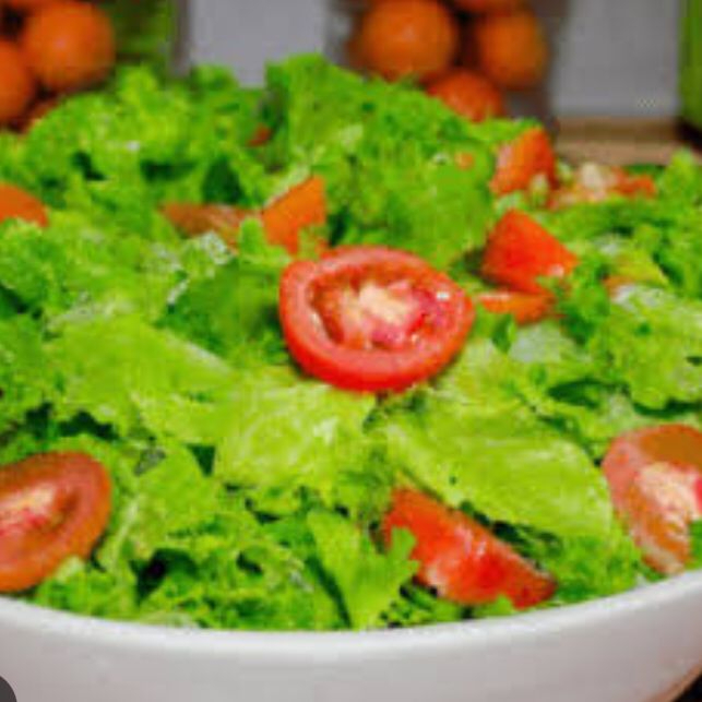 Marmita recheada de alface crespa, alface roxa, rúcula ou agrião, tomate, cebola, pepino e um delicioso filé de frango grelhado na chapa