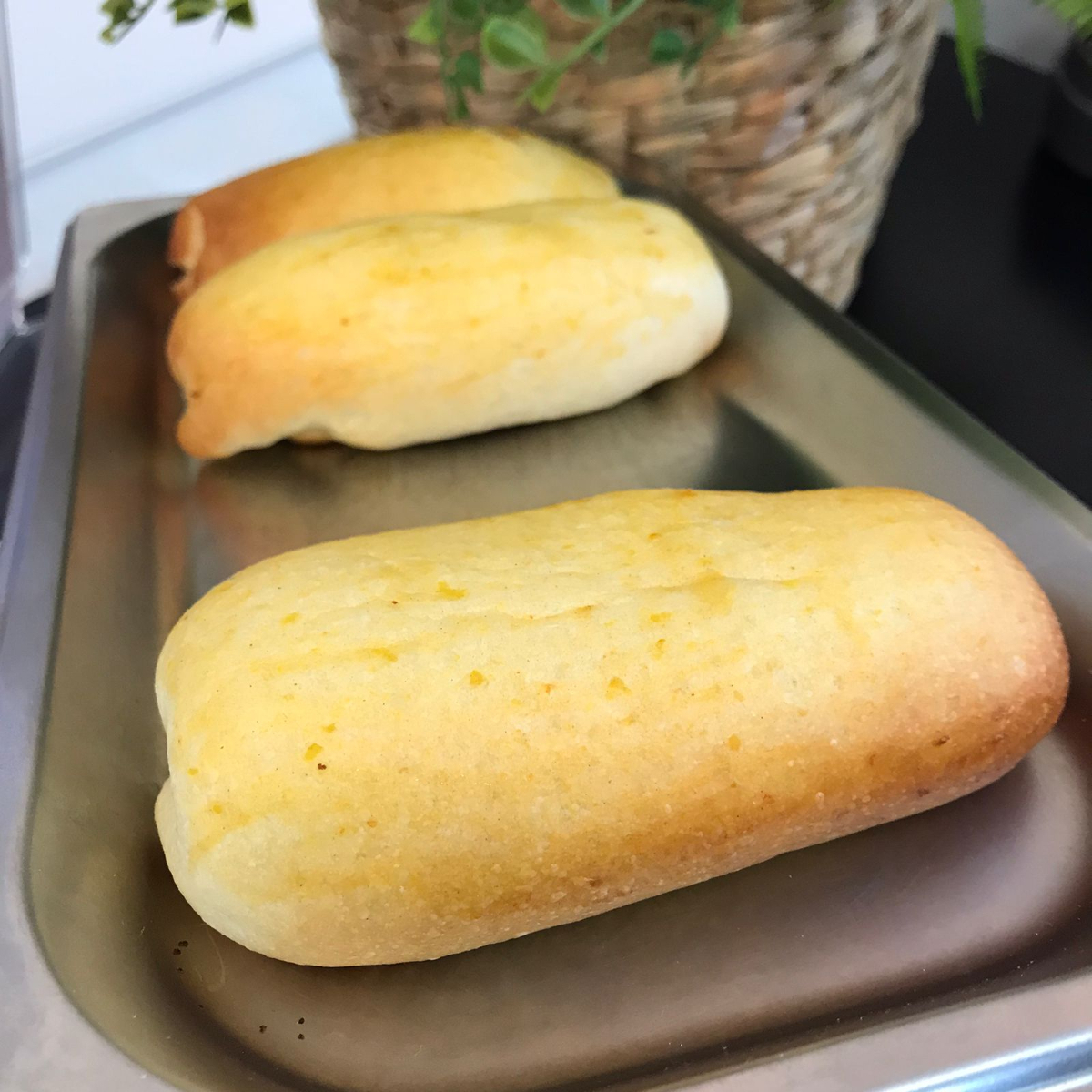 Salgado assado, recheado de presunto vegetal, muçarela vegana e tomate.