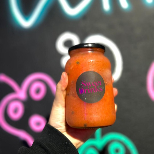 Caipirinha de morango com maracujá com saquê, copo de vidro de 600ml.