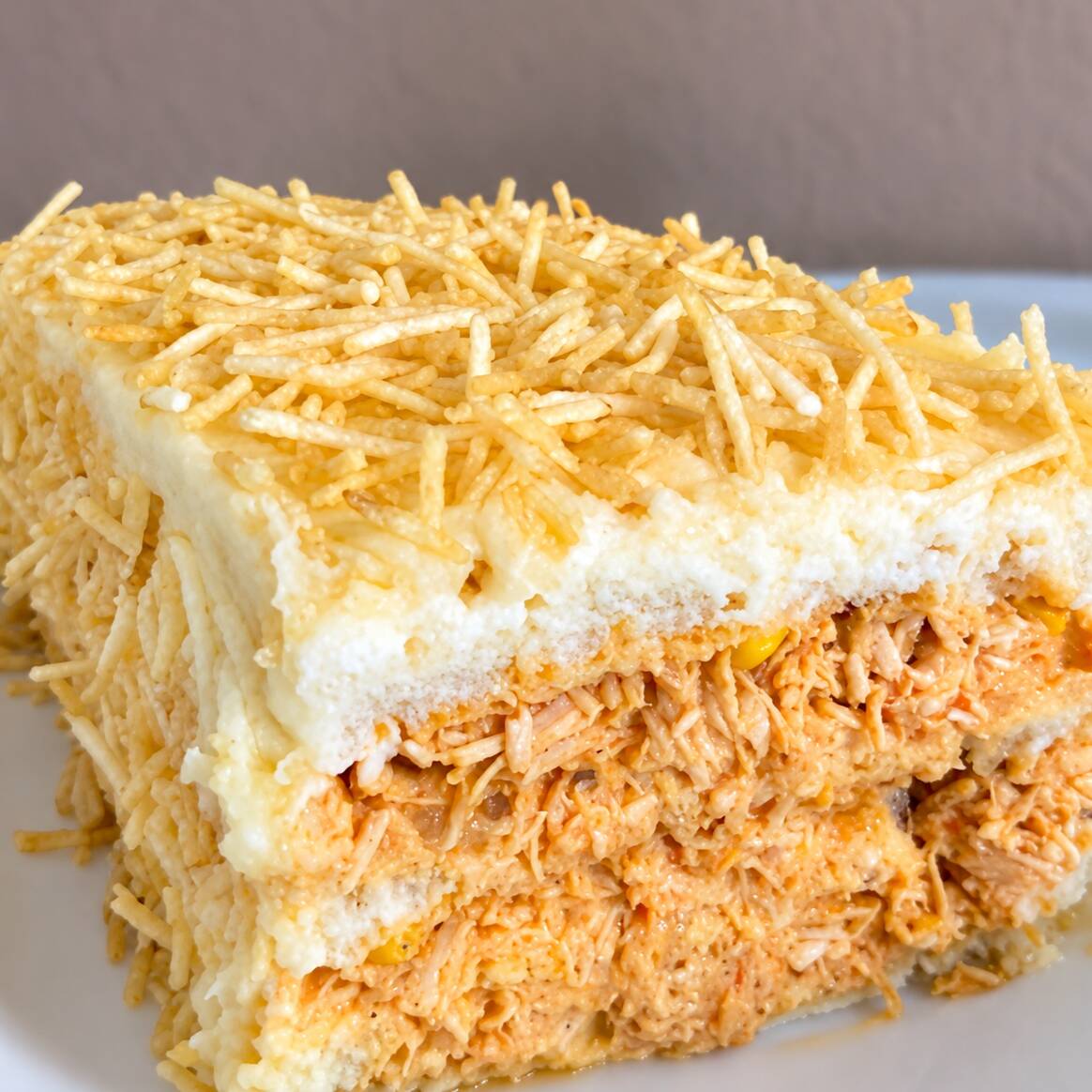 Torta de pão de forma com recheio de frango