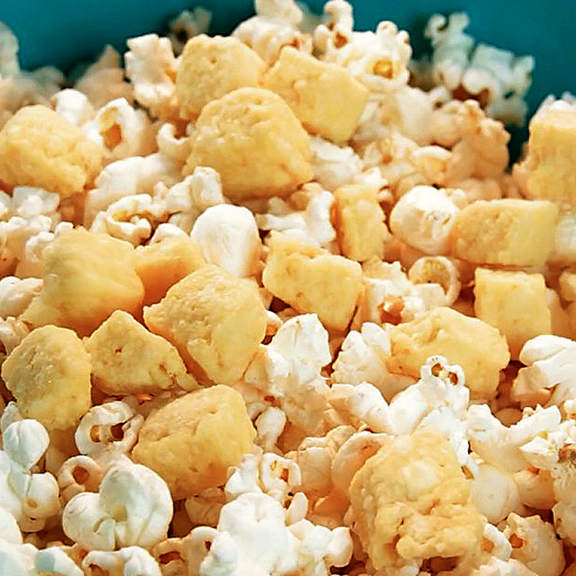 Pensa naquela pipoquinha crocante por fora macia e recheada com queijo por dentro acompanhada com geleia doce de pimenta