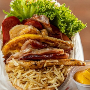 Carne Ao Ponto, Ovo, Bacon Crocante, Presunto, Mussarela, Linguiça Defumada, Milho, Batata Palha, Alface e Tomate No Pão Macio Que É Puro Desejo!