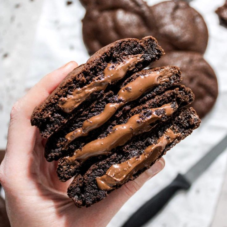 Cookie de chocolate com gotas de chocolate e recheio de Nutella