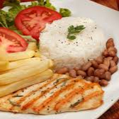 Acompanha Arroz Feijão legumes do dia e Farofa 400g aprox