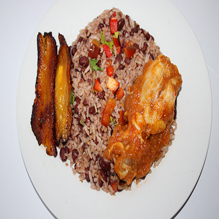 Pinto con Pollo en Salsa + Bebida Caliente 12oz
