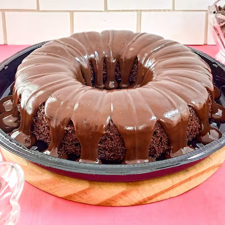 Bolo caseirinho, bem fofinho e macio de chocolate, feito artesanalmente com cobertura de brigadeiro de chocolate ao leite. Aquele gostinho de infância, de casa de vó, agora disponível para você! Bem macio e fofinho, esse bolo é parada obrigatória pra quem ama chocolate :P Peso aproximado: 750g (serve de 6 a 8 pessoas) Alérgicos: Contém Glúten, leite e derivados.