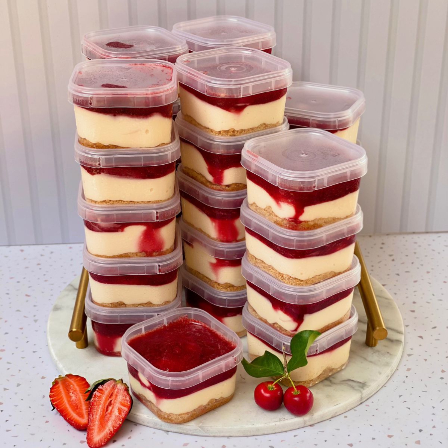 Base de bolacha amanteigada crocante, mousse de cream chesse e geleia artesanal de frutas vermelhas (framboesa e morango).