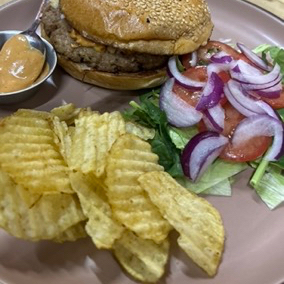 HAMBURGUESA CON PAPAS CHIPS