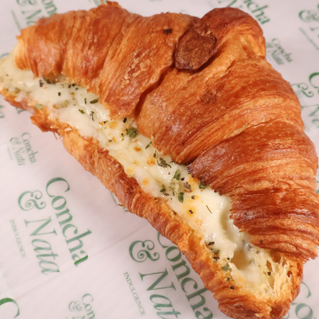 Croissant de Queso & Mantequilla de Ajo