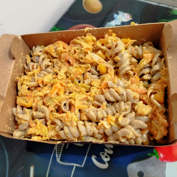 Procurando uma refeição completa, saborosa e prática? Nossa salada de macarrão integral é a resposta! Macarrão integral envolvido em um molho parmesão cremoso e autêntico, acompanhado de legumes salteados na manteiga (cenoura, milho e brócolis) que trazem cor e sabor, e 100g de frango desfiado para te dar aquela energia extra. É a combinação perfeita para um almoço rápido, um jantar leve.Experimenta!