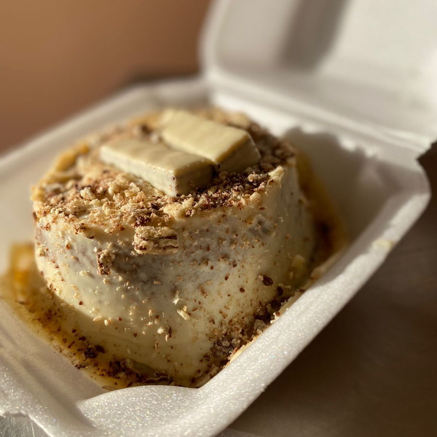 Massa de chocolate, recheio de ninho e bis em cima