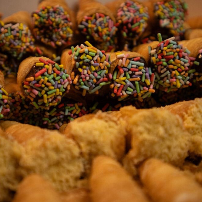 Canudinho de frango e canudinho de brigadeiro