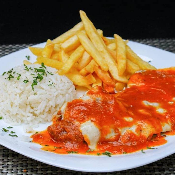 Molho delicioso preparado na casa. Acompanha arroz e batata frita.