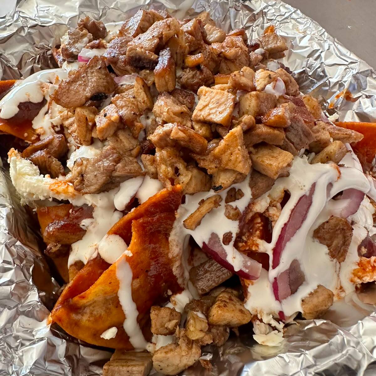 CHILAQUILES ROJOS CON BISTEC NATURAL