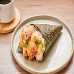 Arroz japonês, pele de salmão, cream cheese, cebolinha e gergelim moido