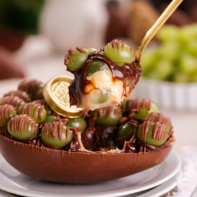 Casca de chocolate belga com brigadeiro belga e brigadeiro de Ninho e uvas selecionadas. Frutado, cremoso e delicamente sofisticado. Aprox. 450g