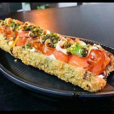 Mega carioca 500g recheado com arroz japonês coberto com salmão em cubos cream cheese e camarão maçaricado